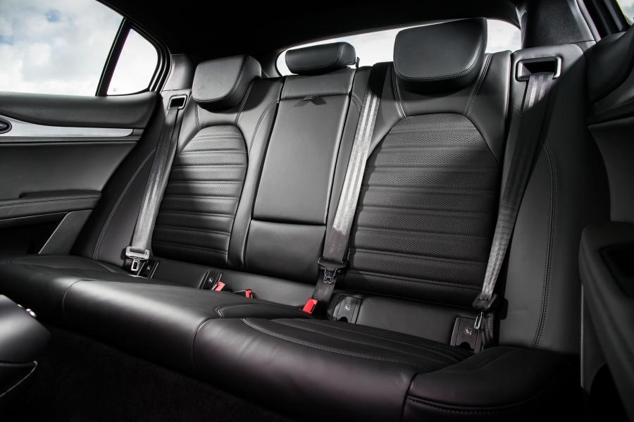 Интерьер Alfa Romeo Stelvio (949) 2017 года  (UK) (фото 41 из 41)